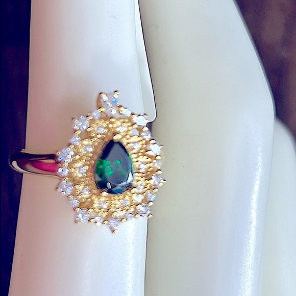 Bella Luce Emerald and White Diamond Simulants Ring - Picture 3 of 9